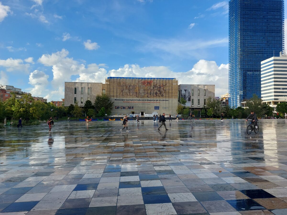 Visiter Tirana, une ville qui regarde son passé en face