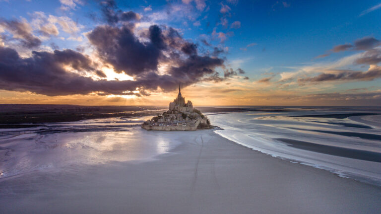 acces au mont saint michel sous les vagues