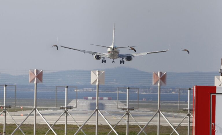 aeroport de marseille avec avions en decollage