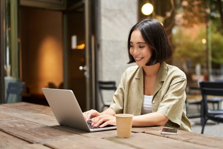 auto entrepreneur travaillant dans un cafe