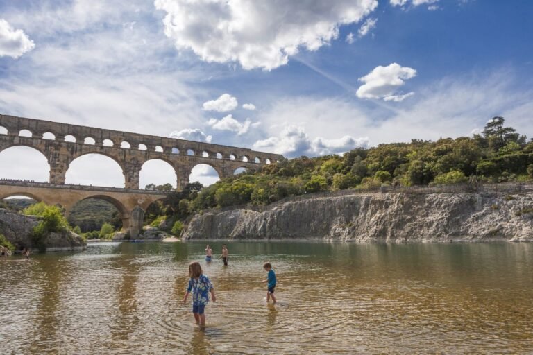Pourquoi se baigner au Pont du Gard est-il une expérience inoubliable 33 baignade rafraichissante au pont du gard