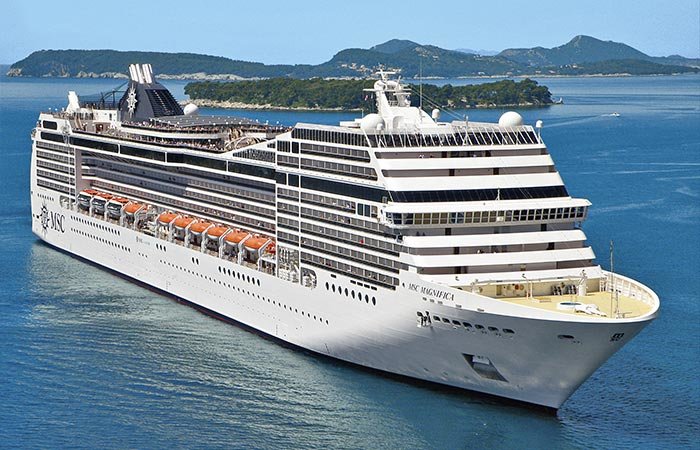 bateau de croisiere en mer mediterranee