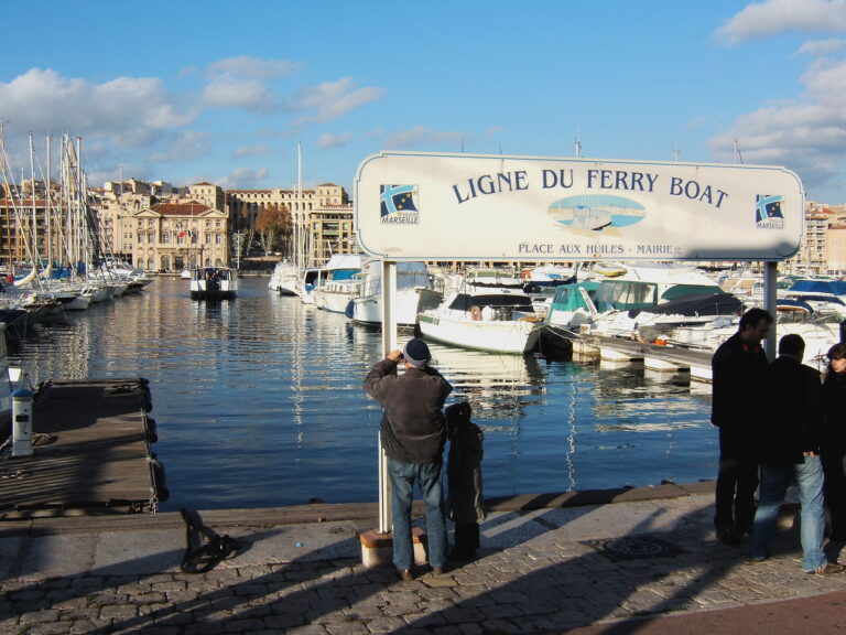 bateau navette quittant le port de marseille