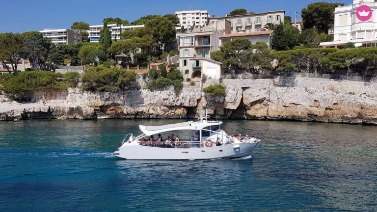 bateau naviguant dans les calanques de cassis