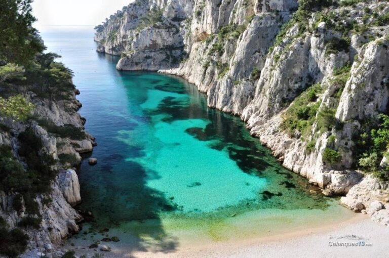 bateau naviguant entre les calanques scintillantes