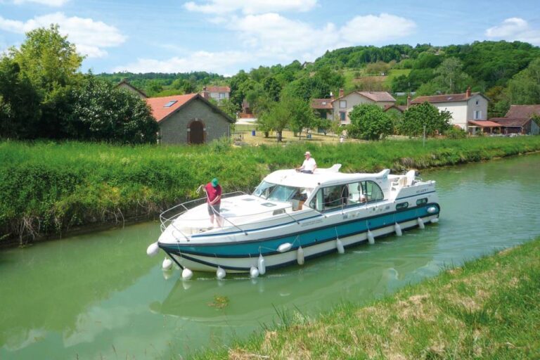 bateau naviguant sur le canal de bourgogne