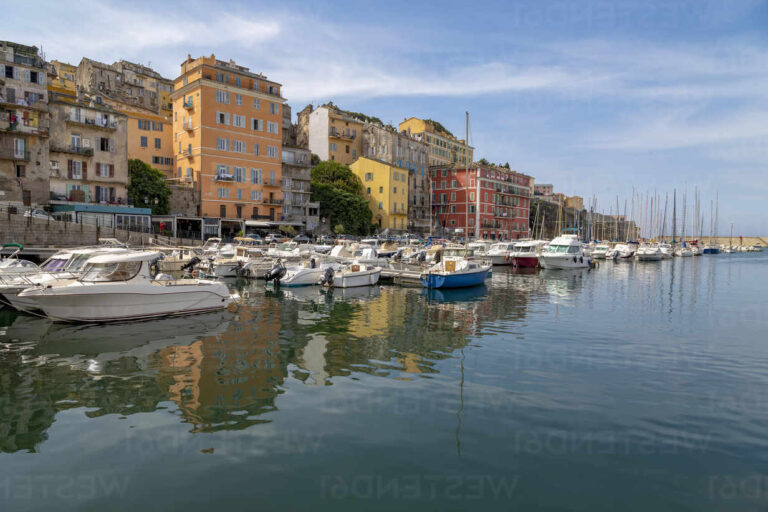 bateaux amarres dans un port mediterraneen