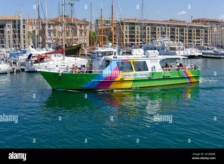 bateaux colores au vieux port de marseille