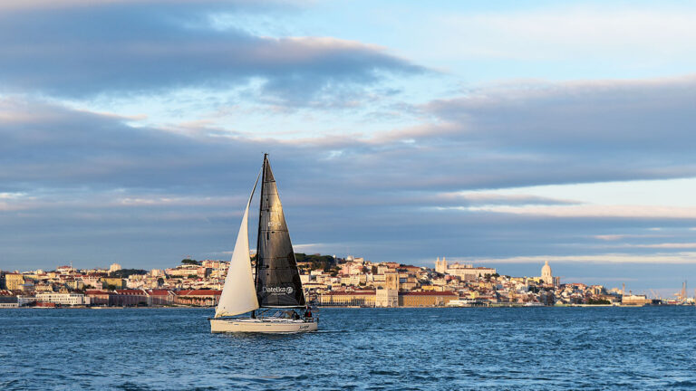 bateaux en mer avec vue sur lisbonne