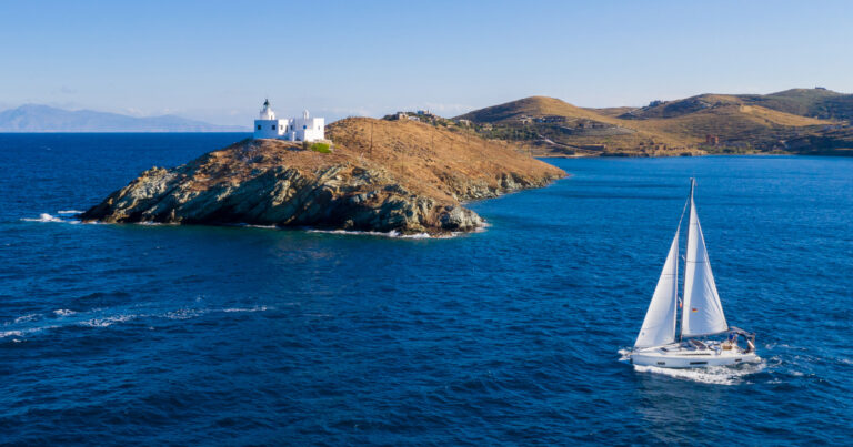 bateaux naviguant vers les iles grecques