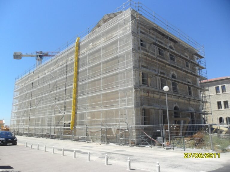 batiment commercial en renovation avec echafaudages