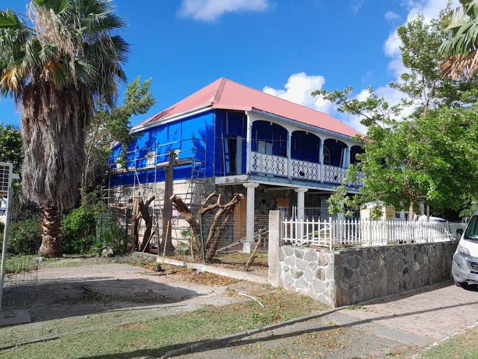 batiment de loffice du tourisme en bord de mer