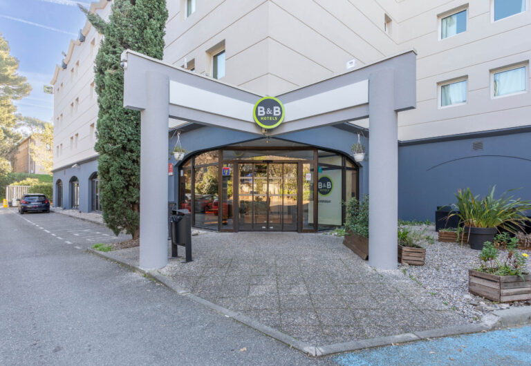 batiment moderne du bb hotel a marseille