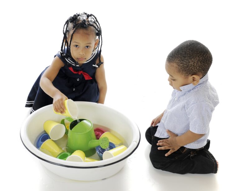 bebe jouant avec du materiel de puericulture