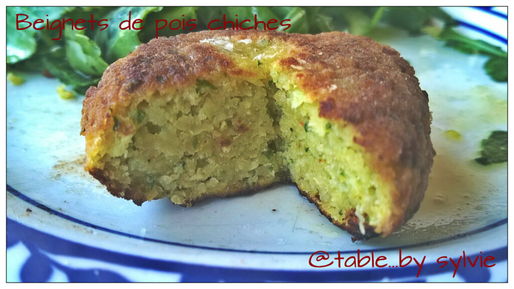 beignets de pois chiche sur une table