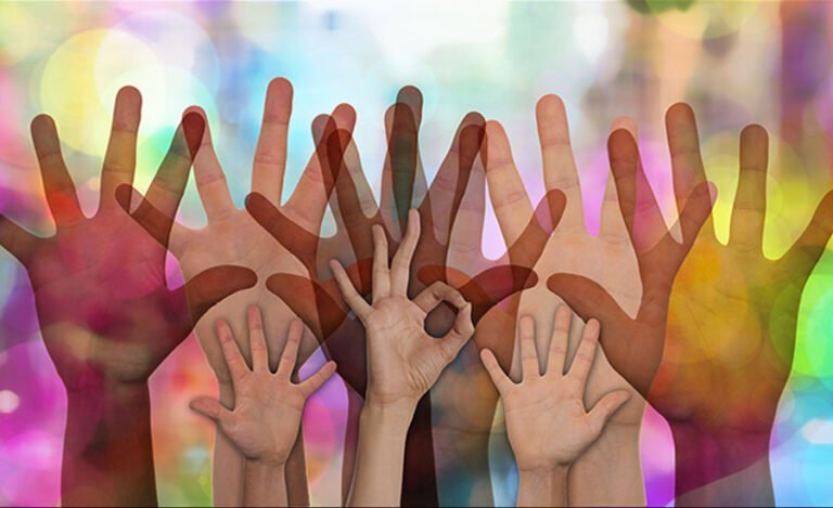 Que savoir sur le Petit Frère des Pauvres à Marseille 9 benevoles aidant des personnes en difficulte