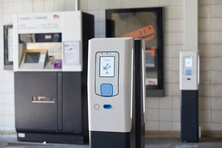 borne de recharge pass navigo en action