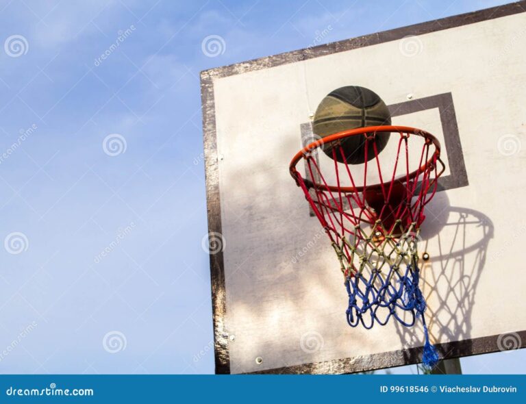 boule bleue et panier de basketball