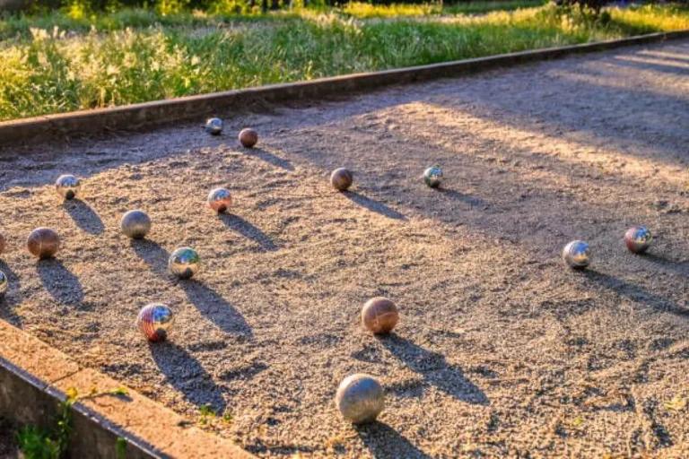 boule de petanque sur un terrain ensoleille