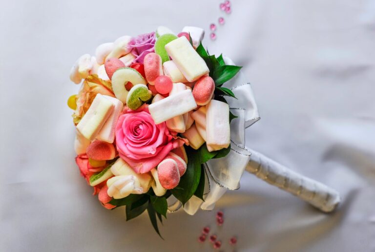 bouquet colore de fleurs et bonbons