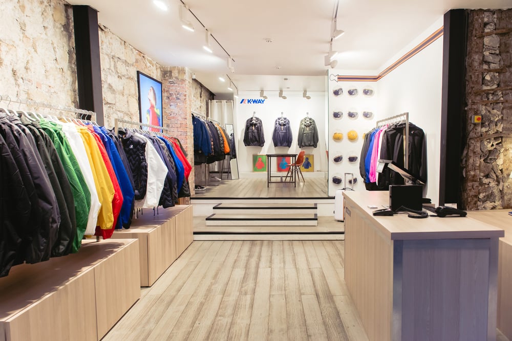 boutique k way a marseille avec clients