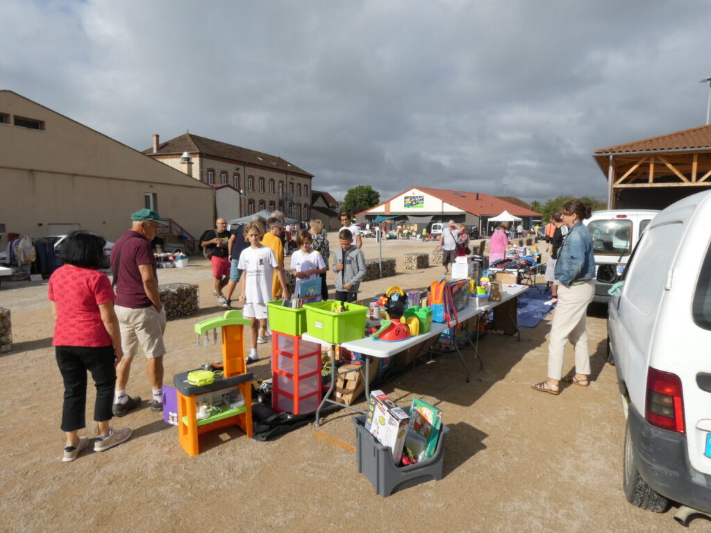 brocante animee au marche aux puces