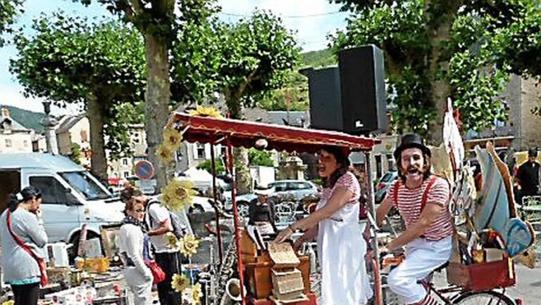 brocante animee avec vendeurs et visiteurs