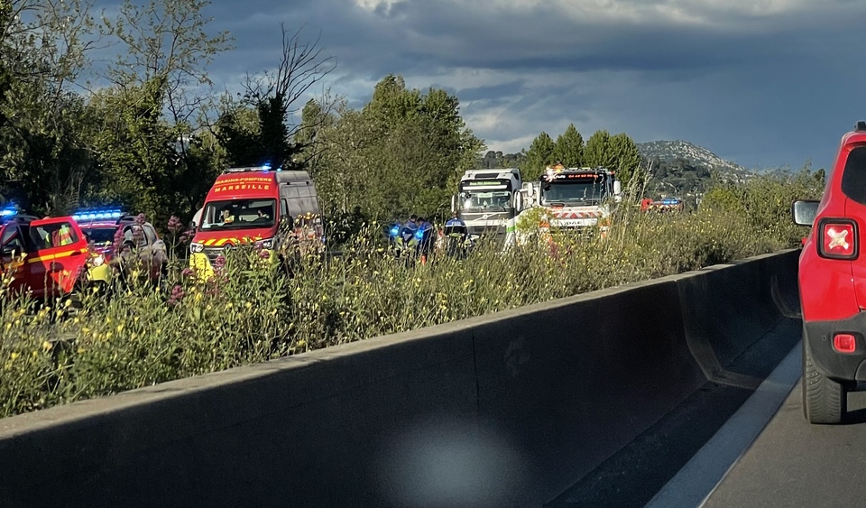 camion en feu dans une rue marseillaise