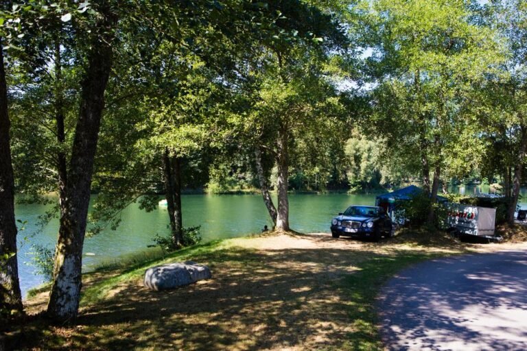 Quel est le meilleur plan camping au Mas de la Plage 21 camping au bord dun lac tranquille