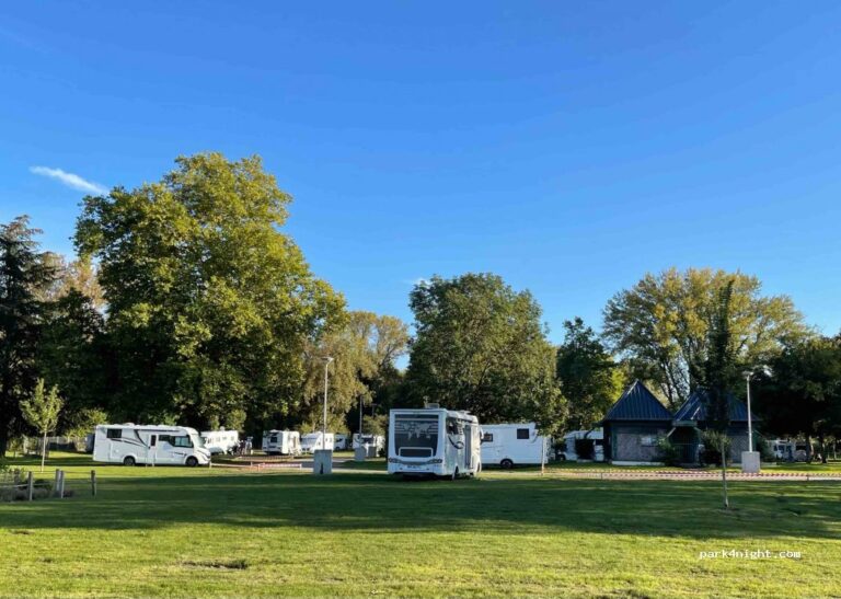 camping car stationne pres dun moulin