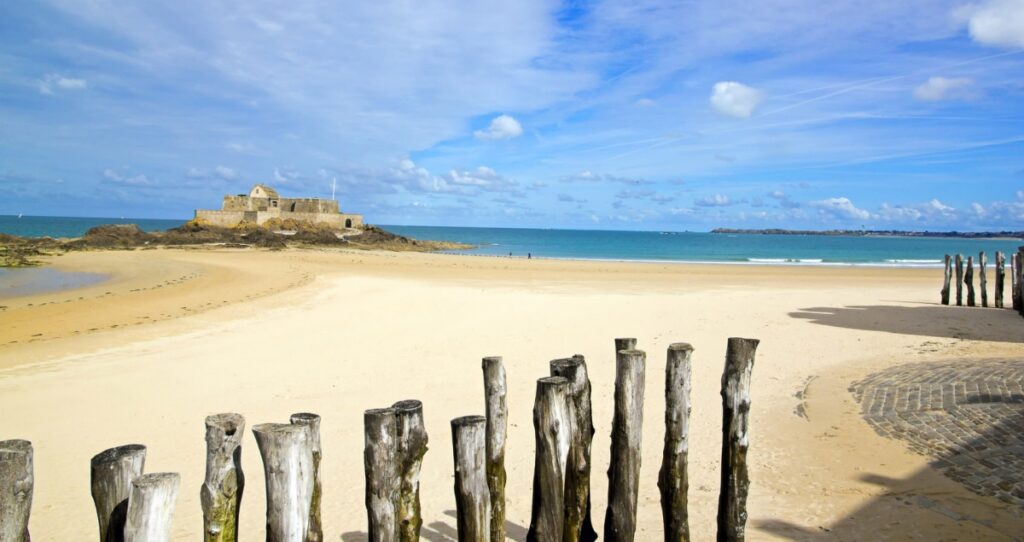 Où se trouve le camping des Ilots à Saint-Malo et que propose-t-il