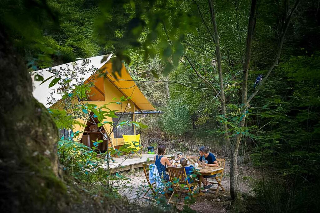 Quels sont les services offerts par le camping Le Pêcheur à Roquebrune-sur-Argens