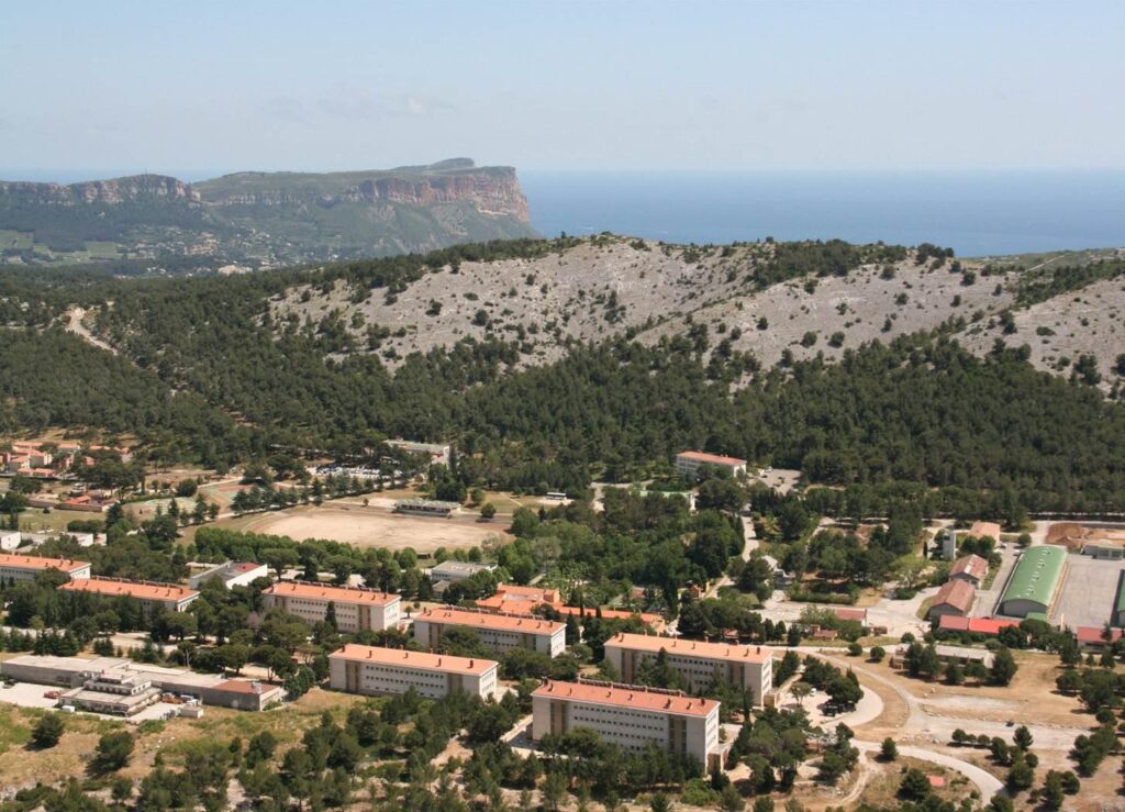 camps militaires en pleine nature mediterraneenne