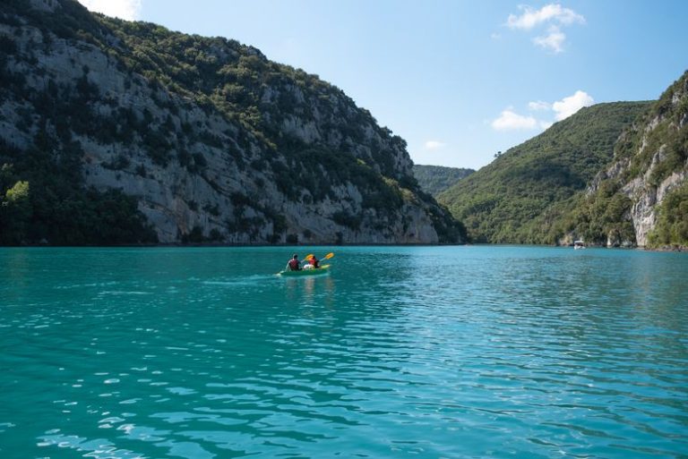 canoe sur les eaux turquoise des gorges