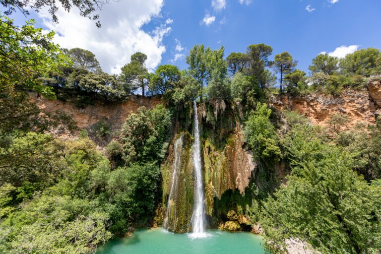 cascade entouree de verdure pres de marseille