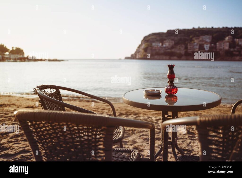 cendrier rempli sur une plage ensoleillee