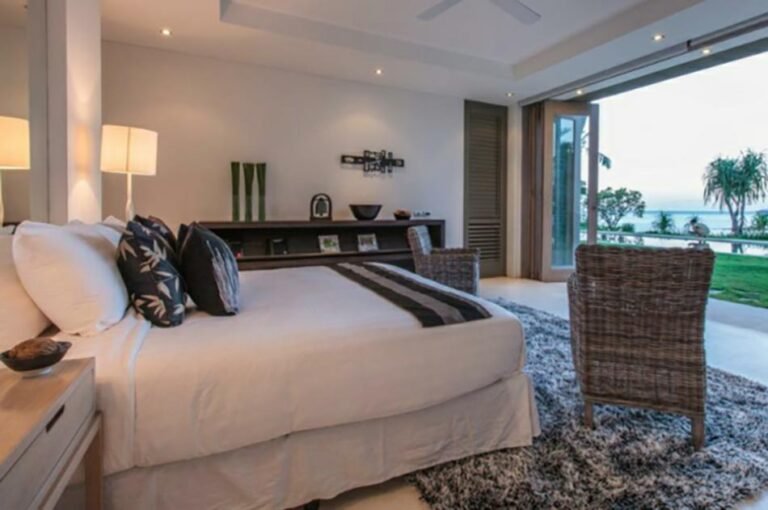 chambre elegante avec vue sur la mer