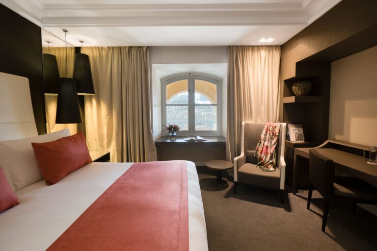 chambre moderne avec vue sur le port
