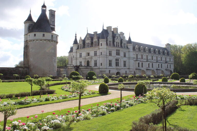 chateau de chenonceau entoure de jardins