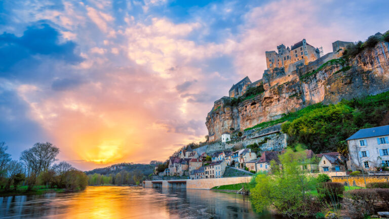 chateau majestueux en dordogne au coucher de soleil