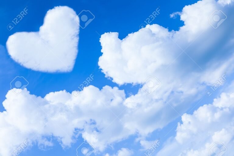 ciel bleu avec un coeur en nuages