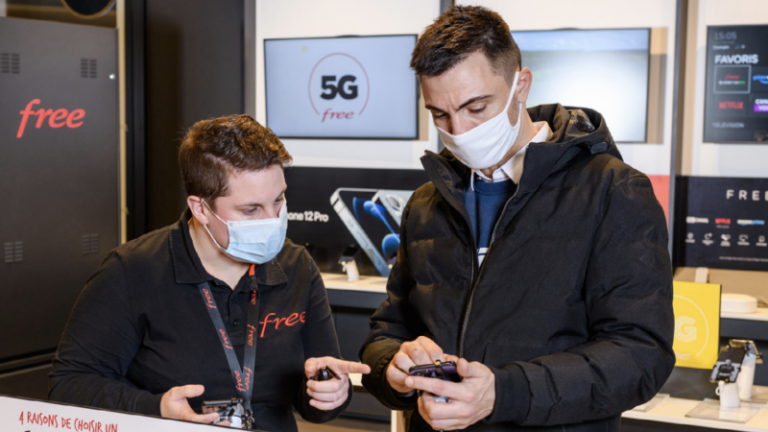 client avec une freebox dans un magasin