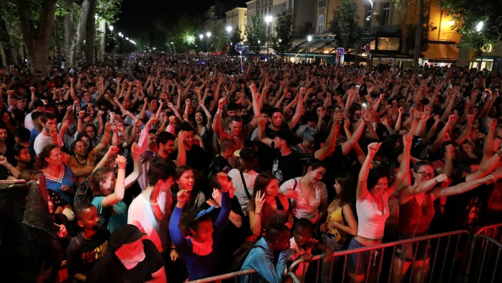 concert en plein air sur le cours mirabeau