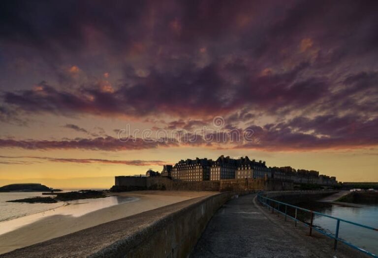 Saint-Malo : Est-elle en Bretagne ou en Normandie 33 cote de saint malo sous un ciel nuageux