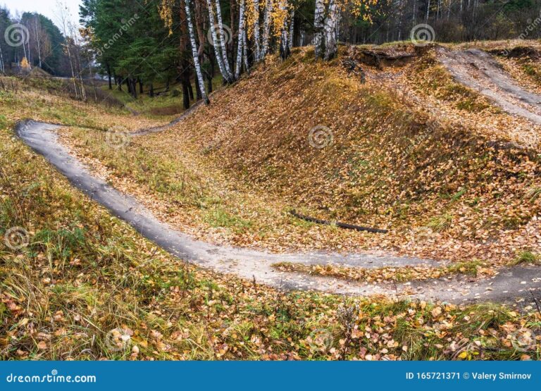 cote escarpee avec un chemin sinueux