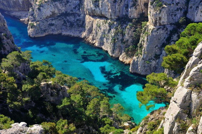 Pourquoi le sud de la France est-il célèbre pour ses eaux turquoise