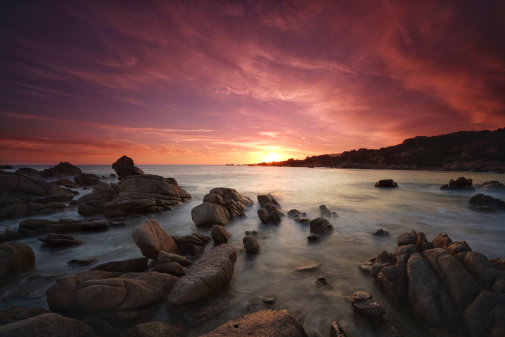 cote sauvage de corse au coucher du soleil