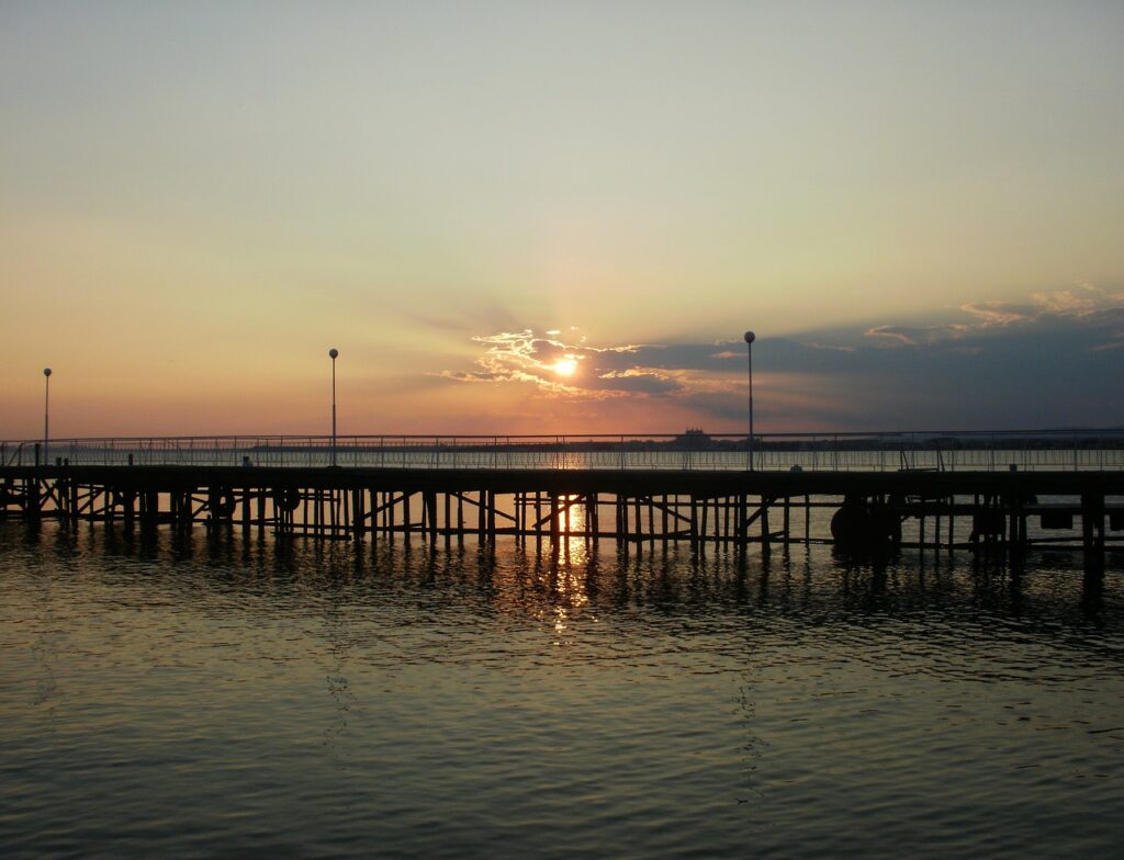 coucher de soleil romantique sur un pont