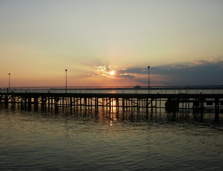 coucher de soleil romantique sur un pont