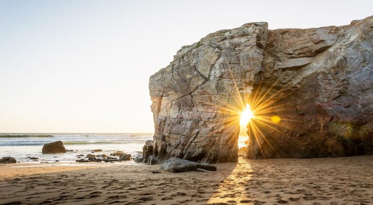 coucher de soleil sur une plage sauvage